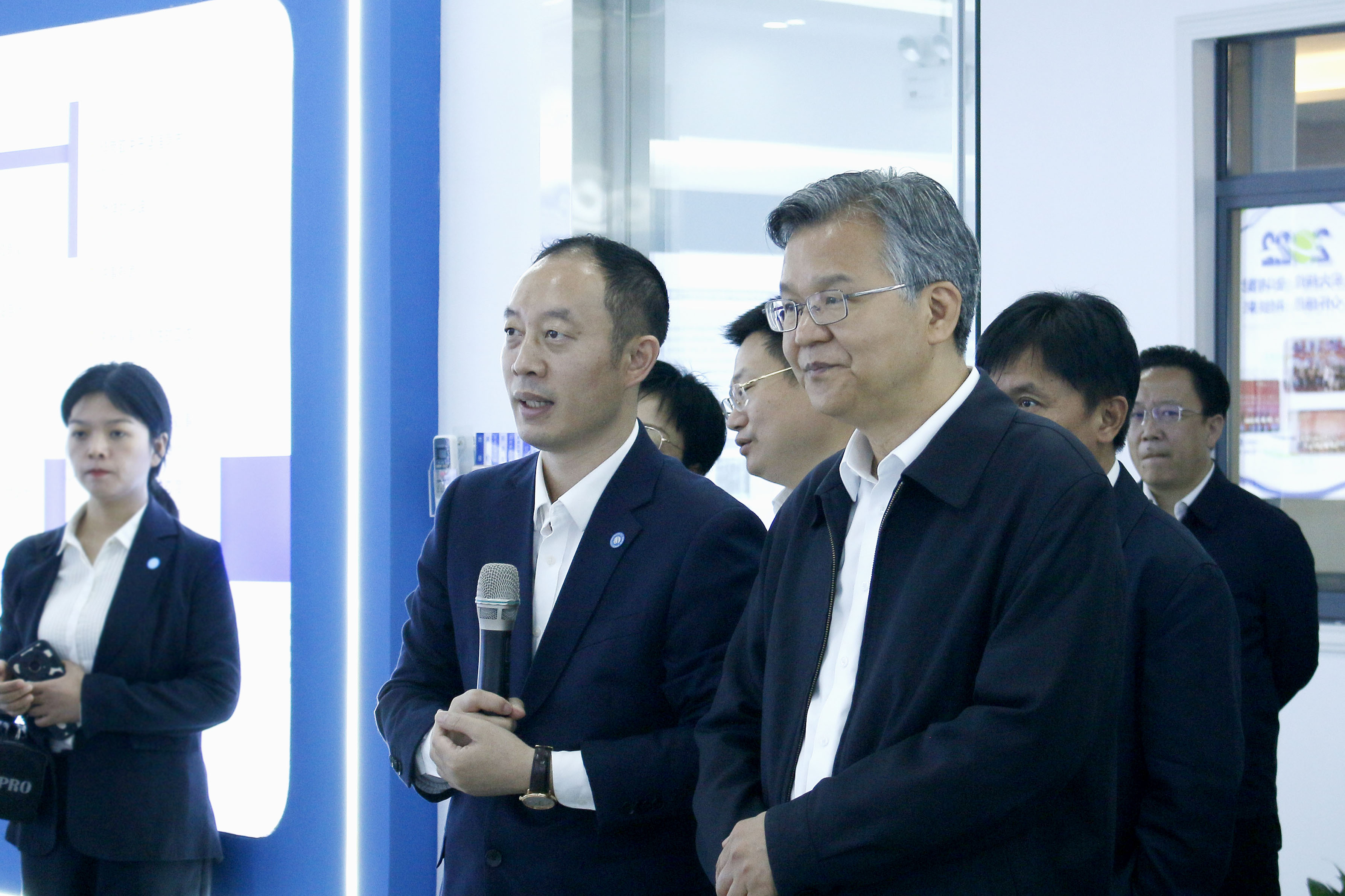 省委常委、常務(wù)副省長(zhǎng)李殿勛一行蒞臨株洲宏大高分子材料有限公司考察調(diào)研